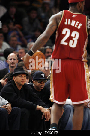 Cleveland Cavaliers LeBron James treibt den Ball auf dem Hof Vergangenheit Jay-Z und Alex Rodriguez im vierten Viertel gegen die New York Knicks im Madison Square Garden in New York City am 6. November 2009. UPI/John angelillo Stockfoto