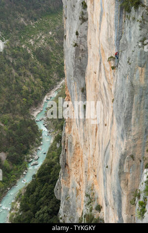 Kletterer in der Felswand an der Gorges du Verdon - Provence, Frankreich. Stockfoto