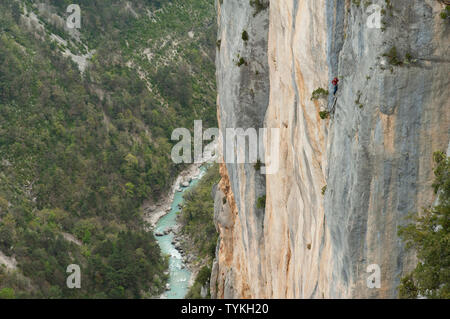 Kletterer in der Felswand an der Gorges du Verdon - Provence, Frankreich. Stockfoto