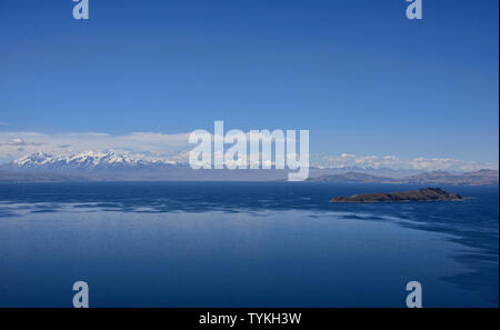 Blick auf die gesamte Cordillera Real über den Titicacasee, Isla del Sol, Bolivien Stockfoto