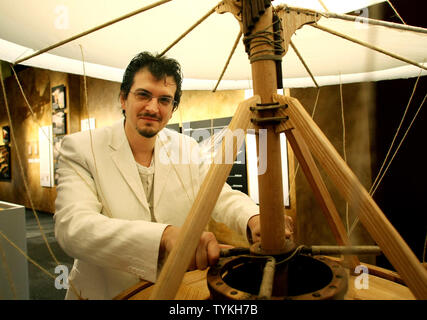 Mario Taddei, Kurator des "Leonardo da Vinci's Workshop: Erfinder, Künstler, Ausstellungsstände Träumer' mit einem Modell von da Vinci's Ariel Schraube, die auf dem Discovery Times Square Exposition am 20. November 2009 in New York. Die Ausstellung verfügt über viele Designs durch die Renaissance Genius einschließlich fliegenden Maschinen, Roboter, die Waffen des Krieges zusammen mit Computer Version seiner Codices. UPI/Monika Graff Stockfoto