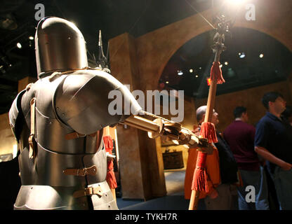 Ein Modell von einem Roboter Soldat von Skizzen erstellt von Leonardo da Vinci sind an der "Leonardo da Vinci's Workshop: Erfinder, Künstler, Träumer" Ausstellung in der Discovery Times Square Exposition am 20. November 2009 in New York zu sehen ist, angezeigt. Die Ausstellung mit Gemälden und Zeichnungen von der Renaissance Genius einschließlich fliegenden Maschinen, Roboter und die Waffen des Krieges zusammen mit Computer Version seiner Codices. UPI/Monika Graff Stockfoto