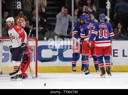 Florida Panthers Jordan Leopold (44) und Tomas Vokoun reagieren, nach New York Rangers Vaclav Prospal ein Tor in der ersten Periode im Madison Square Garden in New York City am 21. November 2009. (UPI Foto/John angelillo) Stockfoto