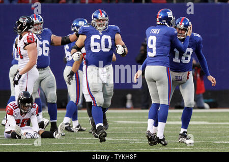 New York Giants Jeff Feagles (18) und Lawrence Tynes reagieren, nachdem Tynes ein 36 Yard Field Goal in den Überstunden, die Atlanta Falcons in Woche 11 der NFL Saison im Giants Stadium in East Rutherford, New Jersey am 8. November 2009 zu besiegen. Die Riesen besiegt die Falken 34-31 in den überstunden. UPI/John angelillo Stockfoto