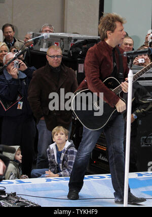 Jon Bon Jovi führt auf der NBC Today Show am Rockefeller Center in New York City am 25. November 2009. UPI/John angelillo Stockfoto