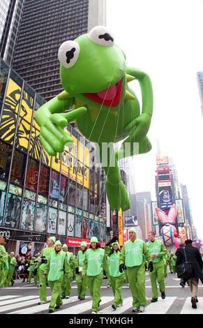 Die Kermit der Frosch Ballon nach unten schwimmt die Parade Route bei der Macy 83 Thanksgiving Day Parade in New York City am 26. November 2009. UPI/John angelillo Stockfoto