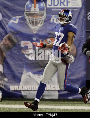 New York Giants Domenik Hixon reagiert, nachdem zurück läuft, ein Punt Return 79 für einen Touchdown im vierten Viertel gegen die Dallas Cowboys in der 13. Woche der NFL Saison im Giants Stadium in East Rutherford, New Jersey am 6. Dezember 2009. Die Riesen besiegt die Cowboys 31-24. UPI/John angelillo Stockfoto