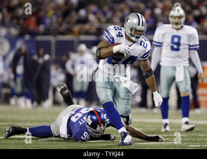 Dallas Cowboys Marion Herrenfriseur läuft durch New York Giants Chris Canty im zweiten Quartal in der 13. Woche der NFL Saison im Giants Stadium in East Rutherford, New Jersey am 6. Dezember 2009. UPI/John angelillo Stockfoto