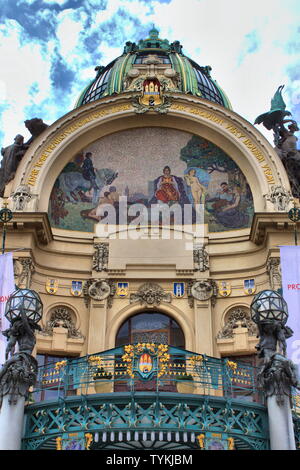 Prag, Tschechische Republik - 25. Mai 2018: Die Kunstvollen Mosaik Kunst an den Jugendstil Gemeindehaus in Prag Stockfoto