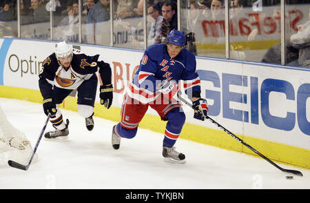 New York Rangers Vaclav Prospal skates hinter Atlanta Thrashers Ron Hainsey in der dritten Periode im Madison Square Garden in New York City am 14. Dezember 2009. Die Thrashers besiegten die Rangers 3-2. (UPI Foto/John angelillo) Stockfoto