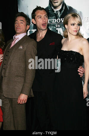 (L - R) Robert Downey Jr., Jude Law und Rachel McAdams kommen für die 'Sherlock Holmes'-Premiere in der Alice Tully Hall im Lincoln Center in New York am 17. Dezember 2009. UPI/Laura Cavanaugh Stockfoto