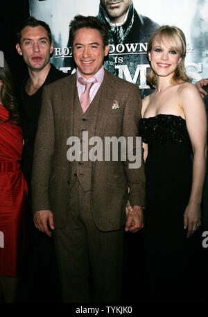 (L - R) Jude Law, Robert Downey Jr., Rachel McAdams kommen für die 'Sherlock Holmes'-Premiere in der Alice Tully Hall im Lincoln Center in New York am 17. Dezember 2009. UPI/Laura Cavanaugh Stockfoto