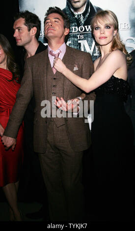 (L - R) Jude Law, Robert Downey Jr., Rachel McAdams kommen für die 'Sherlock Holmes'-Premiere in der Alice Tully Hall im Lincoln Center in New York am 17. Dezember 2009. UPI/Laura Cavanaugh Stockfoto