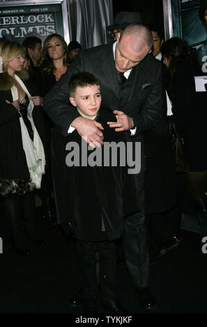 Guy Ritchie und Sohn Rocco kommen für die 'Sherlock Holmes'-Premiere in der Alice Tully Hall im Lincoln Center in New York am 17. Dezember 2009. UPI/Laura Cavanaugh Stockfoto