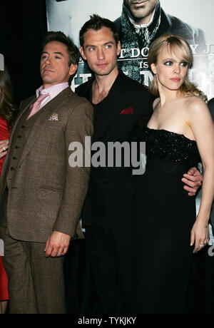 (L - R) Robert Downey Jr., Jude Law und Rachel McAdams kommen für die 'Sherlock Holmes'-Premiere in der Alice Tully Hall im Lincoln Center in New York am 17. Dezember 2009. UPI/Laura Cavanaugh Stockfoto