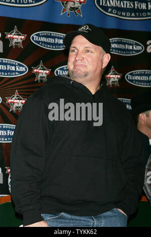 Garth Brooks kommt auf einer Pressekonferenz eine neue gemeinnützige Partnerschaft zwischen den Garth Brooks Mannschaftskameraden für Kids Foundation und der Professional Bull Riders Association im Madison Square Garden in New York am 8. Januar 2010 zu verkünden. UPI/Laura Cavanaugh Stockfoto