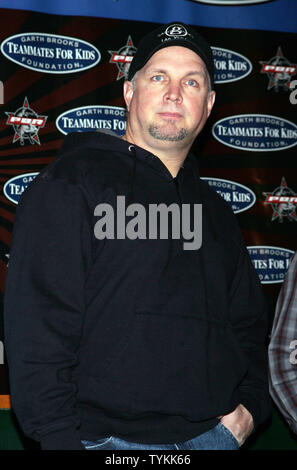 Garth Brooks kommt auf einer Pressekonferenz eine neue gemeinnützige Partnerschaft zwischen den Garth Brooks Mannschaftskameraden für Kids Foundation und der Professional Bull Riders Association im Madison Square Garden in New York am 8. Januar 2010 zu verkünden. UPI/Laura Cavanaugh Stockfoto