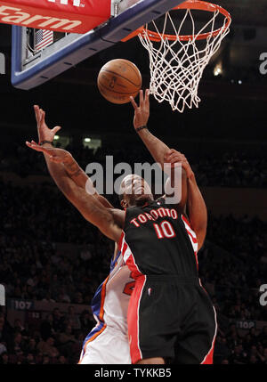 Toronto Raptors DeMar DeRozan ist unter dem Korb durch New York Knicks Jared Jeffries im Madison Square Garden in New York City am 15. Januar 2010 verschmutzt ist. UPI/John angelillo Stockfoto