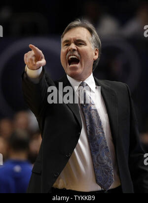 New York Knicks Head Coach Mike D'Antoni reagiert im dritten Quartal gegen die Toronto Raptors im Madison Square Garden in New York City am 15. Januar 2010. UPI/John angelillo Stockfoto
