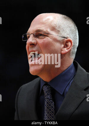 Toronto Raptors Head Coach Jay Triano ruft sein Team gegen die New York Knicks im dritten Quartal im Madison Square Garden in New York City am 15. Januar 2010. UPI/John angelillo Stockfoto