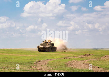 Ein M1 Abrams vom 1.Bataillon, 16 Infanterie Regiment, 1st Armored Brigade Combat Team, 1.Infanterie Division Brände während einer montiert live fire Übung auf einer Strecke in der Nähe von Smardan, Rumänien, Jun 7, 2019. Montiert Training Übungen helfen, die Soldaten der 1-16 Inf ermöglichen. Eine tödliche Kämpfe Kraft zu sein und ein Wertgegenstand zu NATO-Verbündeten zur Unterstützung der Atlantischen lösen. (U.S. Armee Foto von Sgt. Jeremia Holz) Stockfoto