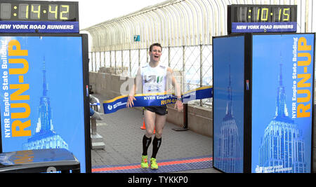 Runner Thomas Dold, von Deutschland, reagiert, nachdem Sie zuerst in seinem Lauf an die Spitze des Empire State Building in New York Road Runners 33. jährlichen Empire State Building Run-Up am Empire State Building in New York City am 2. Februar 2010. UPI/John angelillo Stockfoto