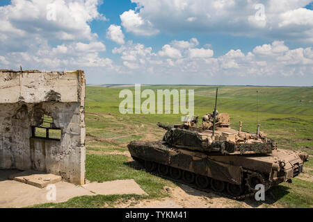 Eine Armee M1 Abrams Tank vom 1.Bataillon, 16 Infanterie Regiment, 1st Armored Brigade Combat Team, 1.Infanterie Division Pausen hinter Abdeckung während einer montiert live fire Übung auf einer Strecke in der Nähe von Smardan, Rumänien, Jun 7, 2019. Montiert Training Übungen helfen, die Soldaten der 1-16 Inf ermöglichen. Eine tödliche Kämpfe Kraft zu sein und ein Wertgegenstand zu NATO-Verbündeten zur Unterstützung der Atlantischen lösen. (U.S. Armee Foto von Sgt. Jeremia Holz) Stockfoto