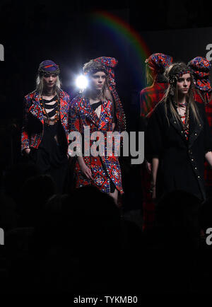 Modelle gehen Sie die Start- und Landebahn die Alexandre Herchcovitch herbst Modenschau auf der Mercedes-Benz Fashion Week am Bryant Park in New York City am 17. Februar 2010. UPI/John angelillo Stockfoto