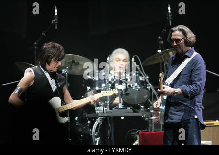 Jeff Beck und Eric Clapton durchführen, Konzert im Madison Square Garden in New York am 18. Februar 2010. UPI/Laura Cavanaugh Stockfoto