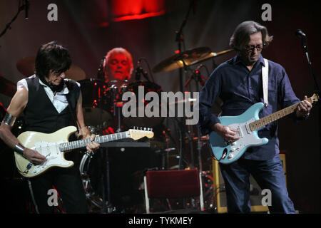 Jeff Beck und Eric Clapton durchführen, Konzert im Madison Square Garden in New York am 18. Februar 2010. UPI/Laura Cavanaugh Stockfoto