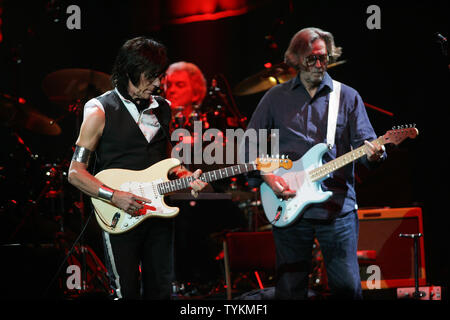 Jeff Beck und Eric Clapton durchführen, Konzert im Madison Square Garden in New York am 18. Februar 2010. UPI/Laura Cavanaugh Stockfoto