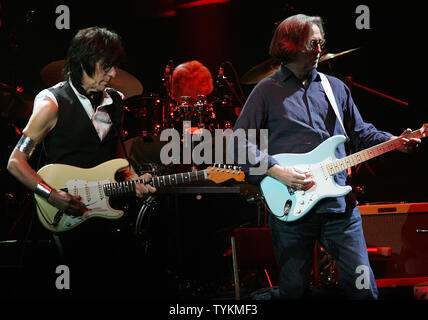 Jeff Beck und Eric Clapton durchführen, Konzert im Madison Square Garden in New York am 18. Februar 2010. UPI/Laura Cavanaugh Stockfoto