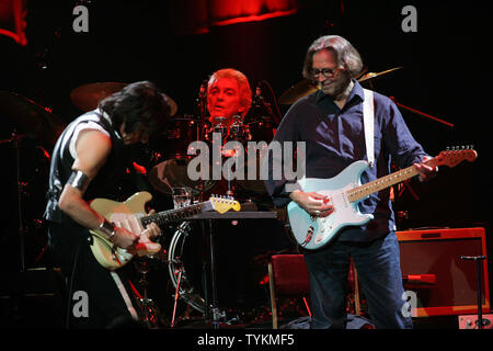 Jeff Beck und Eric Clapton durchführen, Konzert im Madison Square Garden in New York am 18. Februar 2010. UPI/Laura Cavanaugh Stockfoto