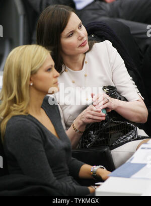 Prinzessin Madeleine (L) von Schweden und Schauspielerin Geena Davis hört während der 'Einrücken Philanthropie zu Förderung der Gleichstellung der Geschlechter und Empowerment von Frauen" Seminar an der Vereinten Nationen am 22. Februar 2010 in New York City statt. Seminare werden in der UNO statt Fragen der Teilhabe von Frauen und Männern in der Dritten Welt Nationen zu adressieren. UPI/Monika Graff Stockfoto