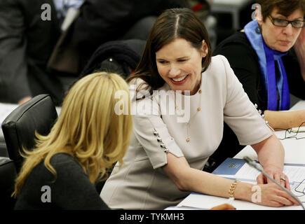 Prinzessin Madeleine (L) von Schweden spricht mit Schauspielerin Geena Davis während der 'Einrücken Philanthropie zu Förderung der Gleichstellung der Geschlechter und Empowerment von Frauen" Seminar an der Vereinten Nationen am 22. Februar 2010 in New York City. Seminare werden in der UNO statt Fragen der Teilhabe von Frauen und Männern in der Dritten Welt Nationen zu adressieren. UPI/Monika Graff Stockfoto