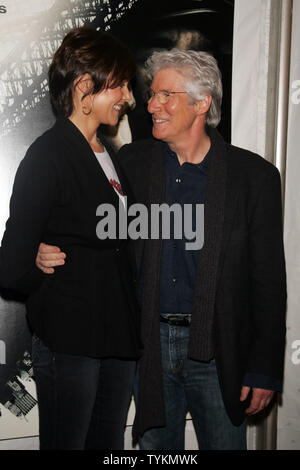 Richard Gere und Frau Carey Lowell kommen an der "Brooklyn Besten "Premiere auf der AMC Loews Lincoln Square Theater in New York am 2. März 2010. UPI/Laura Cavanaugh Stockfoto
