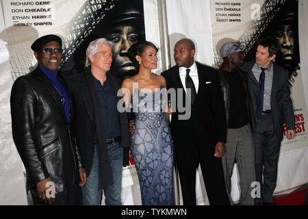 (L - R) Wesley Snipes, Richard Gere, Shannon Kane, Antoine Fuqua, Don Cheadle, Ethan Hawke kommen an der "Brooklyn Besten "Premiere auf der AMC Loews Lincoln Square Theater in New York am 2. März 2010. UPI/Laura Cavanaugh Stockfoto