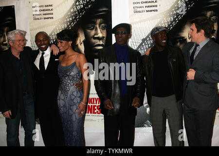 Richard Gere, Antoine Fuqua, Shannon Kane, Wesley Snipes, Ethan Hawke, Don Cheadle und kommen an der "Brooklyn Besten "Premiere auf der AMC Loews Lincoln Square Theater in New York am 2. März 2010. UPI/Laura Cavanaugh Stockfoto