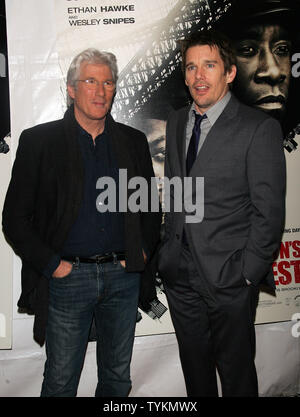 Richard Gere und Ethan Hawke kommen an der "Brooklyn Besten "Premiere auf der AMC Loews Lincoln Square Theater in New York am 2. März 2010. UPI/Laura Cavanaugh Stockfoto