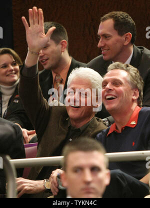 Der ehemalige Präsident Bill Clinton (L) besucht die Pittsburgh gegen Notre Dame Viertelfinale Spiel der NCAA Basketball Championship Big East im Madison Square Garden am 10. März 2010 in New York City. UPI Foto/Monika Graff.. Stockfoto