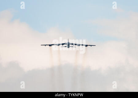 Flieger mit den 96th Bomb Squadron eine Machtdemonstration in einem B-52 Stratofortress Bomber auf Razorback, Arkansas, 12. Juni 2019 durchzuführen. Die 188 Wing's Razorback ist eine Einrichtung, die eine breite Palette von gemeinsame Schulungsmaßnahmen für die Luft- und Bodentruppen. (U.S. Air National Guard Foto: Staff Sgt. Matthäus Matlock) Stockfoto