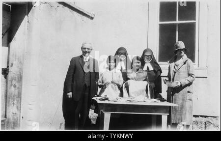 Schüler und Lehrer der Pueblo tag Schule.; Umfang und Inhalt: Das ist ein Foto von der McCarty's, Acomita, oder Santo Domingo Tag Schulen, von den Vereinigten Pueblos Agentur in New Jersey verwaltet. Die Agentur wurde 1935 in Albuquerque, durch Konsolidierung der Santa Fe und Albuquerque indischen Schulen, die Zuni Indian Agentur, die Albuquerque Sanatorium, südlichen und nördlichen Pueblos Agenturen, und die Navajo Gemeinschaften unter Canoncito und Alamo. Der Tag, an dem dieses Foto aufgenommen wurde war früher unter der Jurisdiktion des Südlichen Pueblos Agentur. Stockfoto