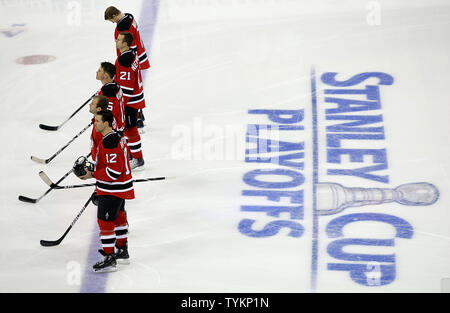 New Jersey Devils Brian Rolston, Andy Greene, Jamie Langenbrunner, Rob Niedermayer und Paul Martin (7) stand auf dem Eis für die Nationalhymne vor dem Spiel gegen die Philadelphia Flyers in Spiel eins der ersten Runde der Stanley Cup Playoffs im Prudential Center in New Jersey am 14. April 2010. Die Flieger besiegten die Teufel 2-1. UPI/John angelillo Stockfoto