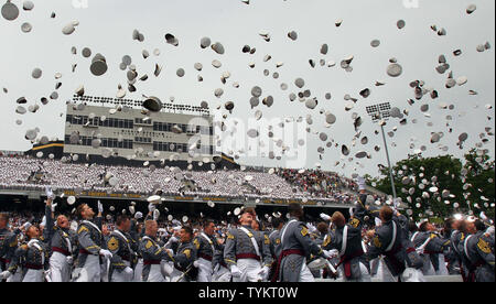 Studium Kadetten reagieren nach ihrer Abschlussfeier in Michie Stadium an der United States Military Academy in West Point, New York am 22. Mai 2010. UPI/John angelillo Stockfoto