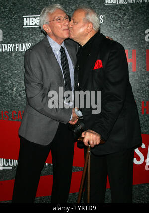 Leon Gast (L) und Ron Galella Besuchen die Premiere von galella neue Dokumentarfilm mash seine Kamera 'Premiere im Museum für Moderne Kunst in New York am 1. Juni 2010. UPI/Laura Cavanaugh Stockfoto