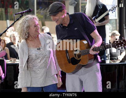 James Taylor und Carole King auf der NBC Today Show am Rockefeller Center in New York City am 18. Juni 2010 durchzuführen. UPI/John angelillo Stockfoto