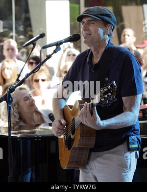 James Taylor und Carole King auf der NBC Today Show am Rockefeller Center in New York City am 18. Juni 2010 durchzuführen. UPI/John angelillo Stockfoto