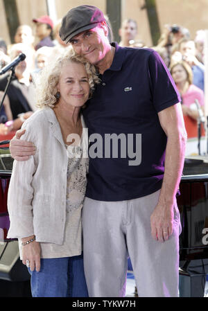 James Taylor und Carole King auf der NBC Today Show am Rockefeller Center in New York City am 18. Juni 2010 durchzuführen. UPI/John angelillo Stockfoto