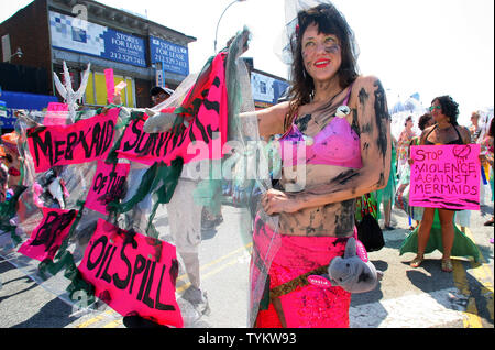 Mitglieder der Code rosa Kleid wie Öl - überdachte Meerjungfrauen die britische Patroleum Ölkatastrophe während der jährlichen Coney Island Mermaid Parade, die am 19. Juni 2010 in New York zu protestieren. Die aquatische-themed Parade, die 1983 anfing feiert den Beginn des Sommers. UPI/Monika Graff Stockfoto