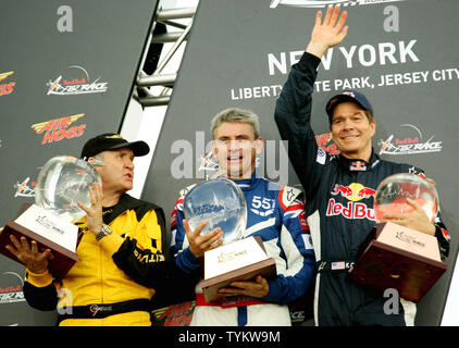 Hannes Arch (L) von Österreich, der Zweite, den ersten Platz Sieger Paul Bonhomme (C) und Kirby Chambliss (USA), dem dritten Platz, von dem Siegertreppchen Feiern zum Abschluss des 2010 Red Bull Air Race World Championship, gehalten in der Nähe von Liberty State Park am 20. Juni 2010 in Jersey City, New Jersey. Die leistungsfähige Flugzeuge geflogen zehn bis zwanzig Meter über dem Wasser durch einen Kurs von 65 Meter hohen aufblasbaren Pylone, die geeignet sind, reißen, wenn durch die Flügel des Flugzeugs befestigt. UPI/Monika Graff Stockfoto